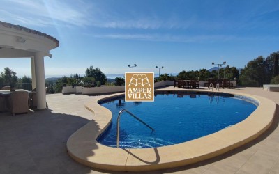 Fantastische Villa mit Panoramablick auf das Meer und privatem Tennisplatz.